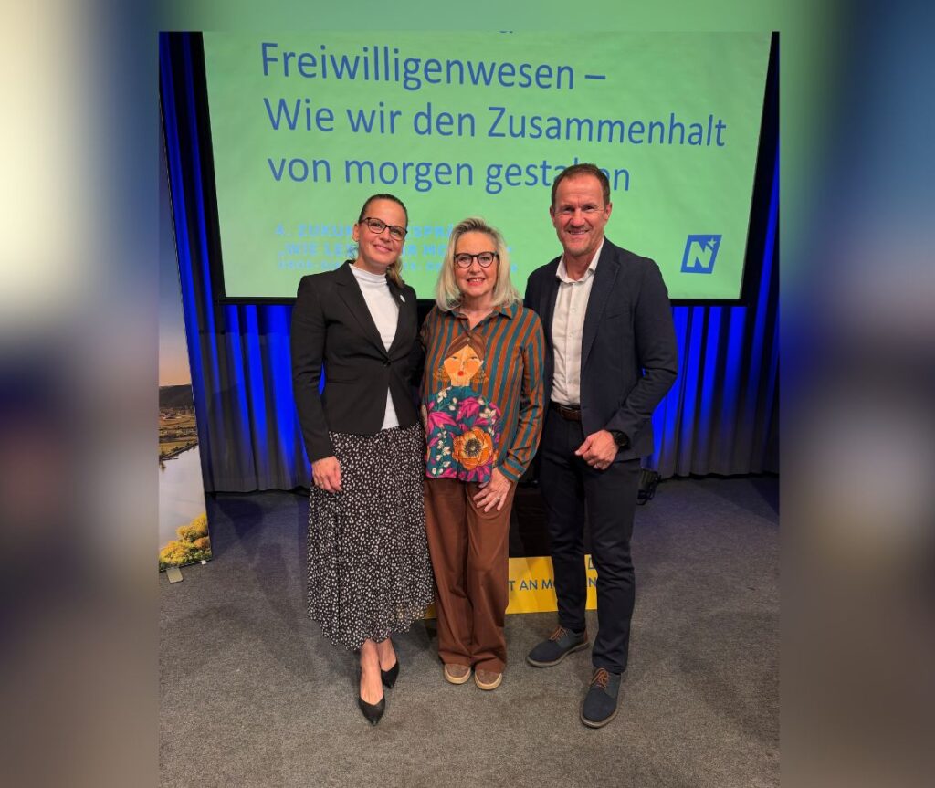 MOKI Vorstandsvorsitzender Peter Scheibner und Geschäftsführerin Claudia Szöts mit Schirmherrin Elisabeth Engstler.